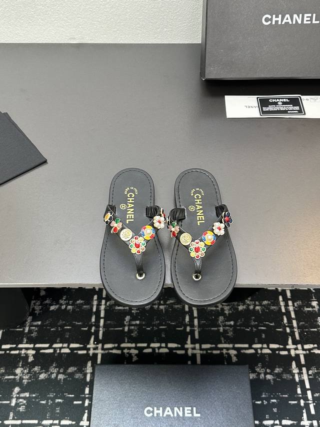 2025Ss New Chanel-Style Flip-Flops, A Perfect Blend Of Fashion And Comfort. The
