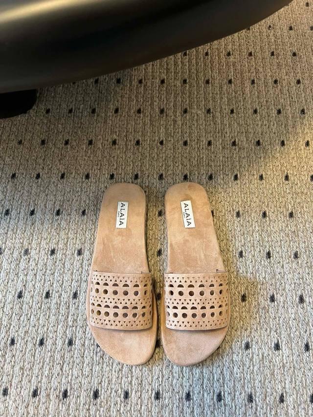 Alai* 25S Spring/Summer New Arrival Perforated Geometric Flower Pattern Flat Bre