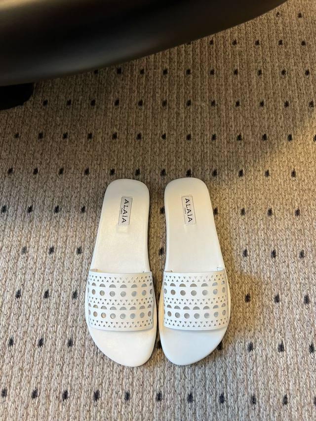 Alai* 25S Spring/Summer New Arrival Perforated Geometric Flower Pattern Flat Bre
