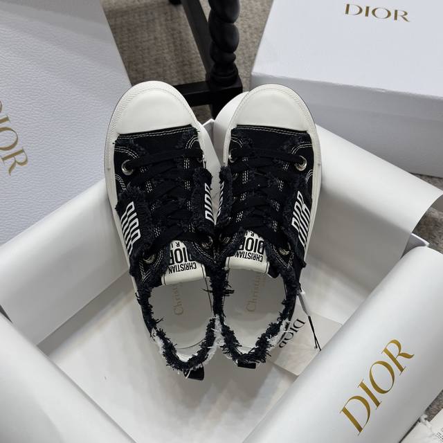 Casual Style Heavy-Duty H Or This Dior Vibe Thick-Soled Shoe Incorporates Dior's
