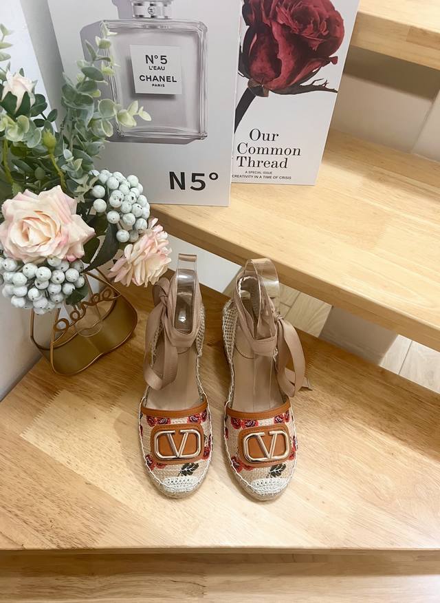 Valentino Garavani Cherry Pattern Jacquard Raffia Mule New Style Wedge Heel Fish