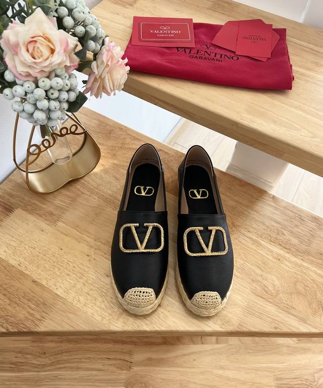 Valentino Garavani Valentino Rapa Lychee-Patterned Calf Leather V-Buckle New Fis