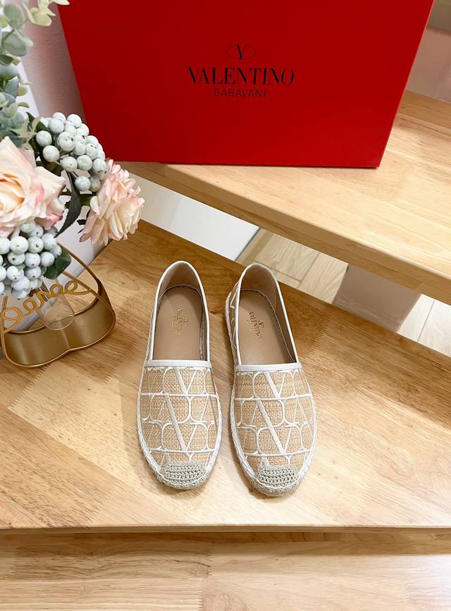 Valentino Garavani Valentino Raffia V New Fisherman Shoes - Large V Decoration -