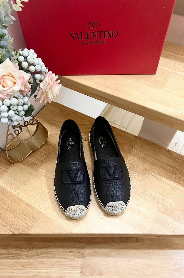 Valentino Garavani Valentino New Lychee Texture Fisherman Shoes - Embroidered V