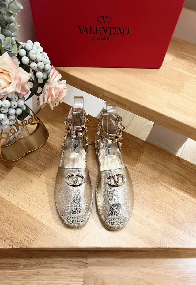 Valentino Garavani Lychee Leather Hollow Fisherman Sandals - Metal-Effect Rivet