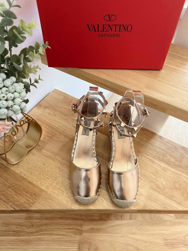 Valentino Garavani Mirror-Finish Calf Leather Lace-Up Wedge Sandals - Metal-Effe