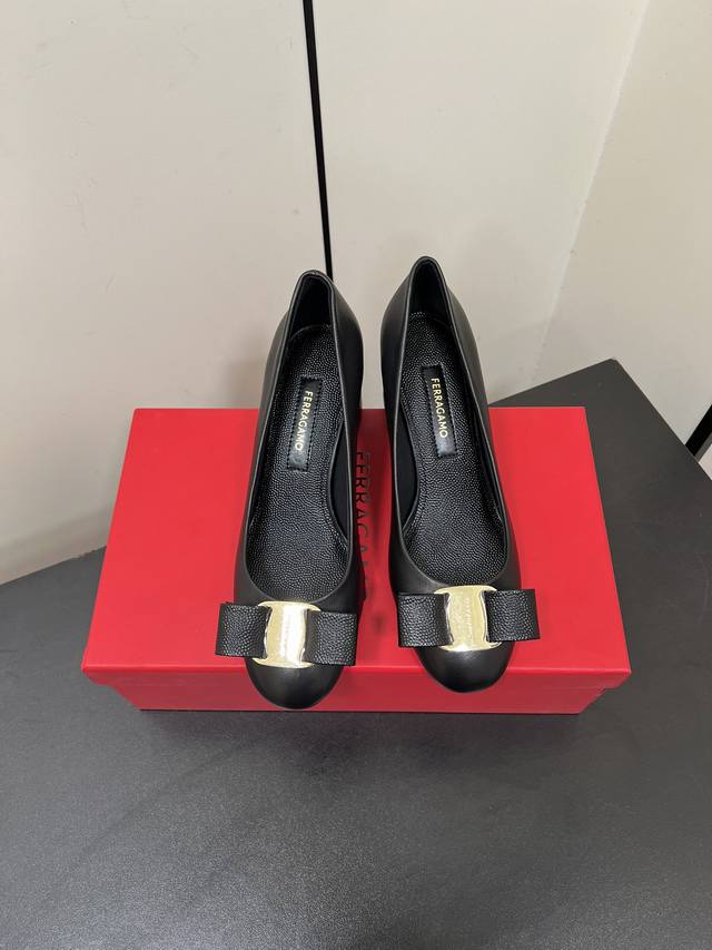 Ferragamo 2025 Early Spring Collection Bow-Knot Chunky Heel Pumps! This Year's M