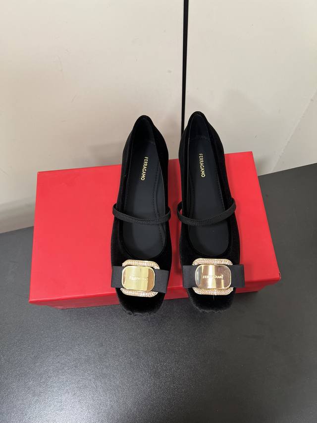 Ferragamo Ferragamo New Vara Bow Ballet Flats! The Design Is Extremely Elegant,