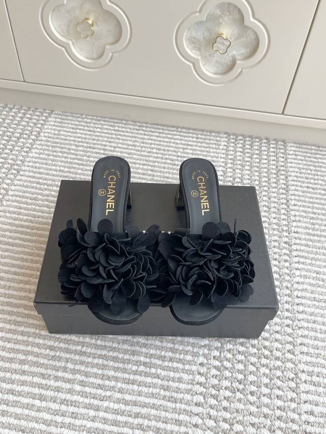 Chanel Early Spring New Arrival Flower-Embellished Diamond-Studded Floral Mille