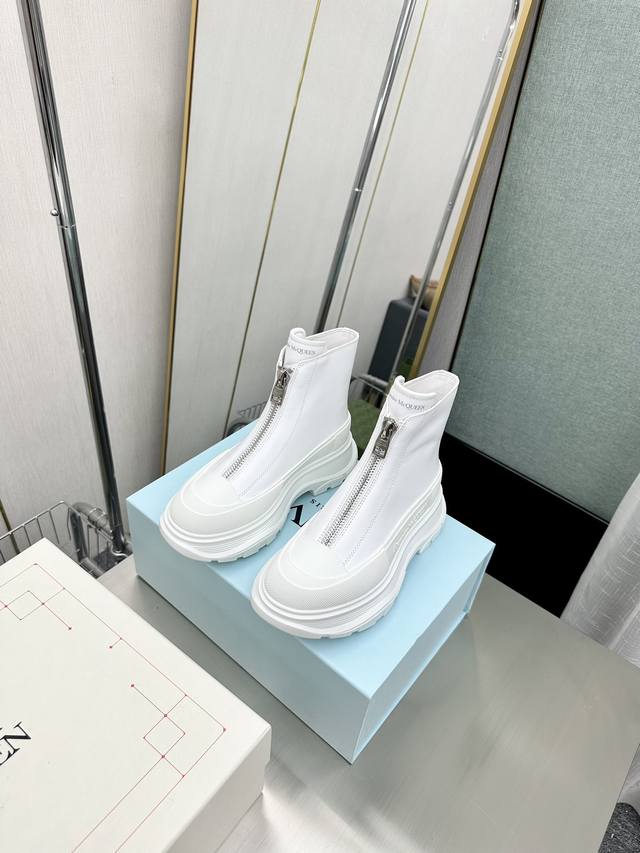 Factory-Direct Top-Tier Version Mcqueen New Couple's Shoes! A Must-Have For Fash