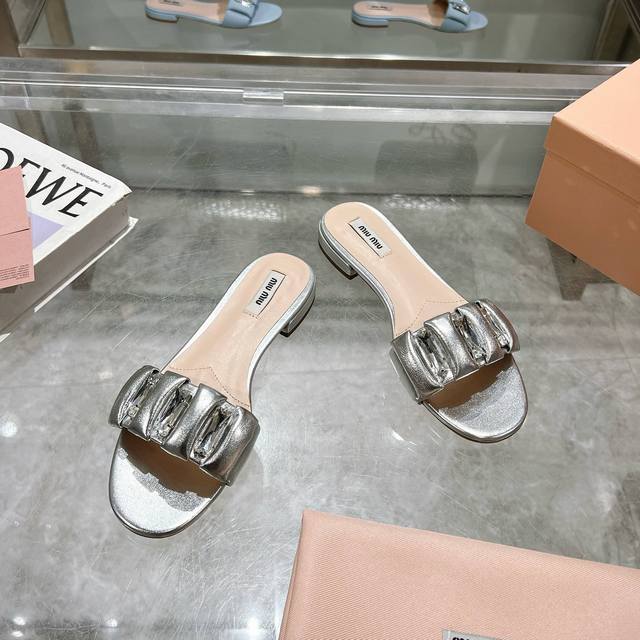 Yuan Miumiu 2025 Spring/Summer New Diamond-Embellished Flat Sandals Perfect For