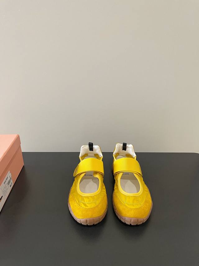 Miumiu's Latest Early Spring European-Style Retro Mary Jane Fashion Sneakers. Au