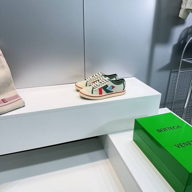 High-Quality Low-Top Shoes! Top-Tier Quality Couple's Edition! Bottega Veneta 20