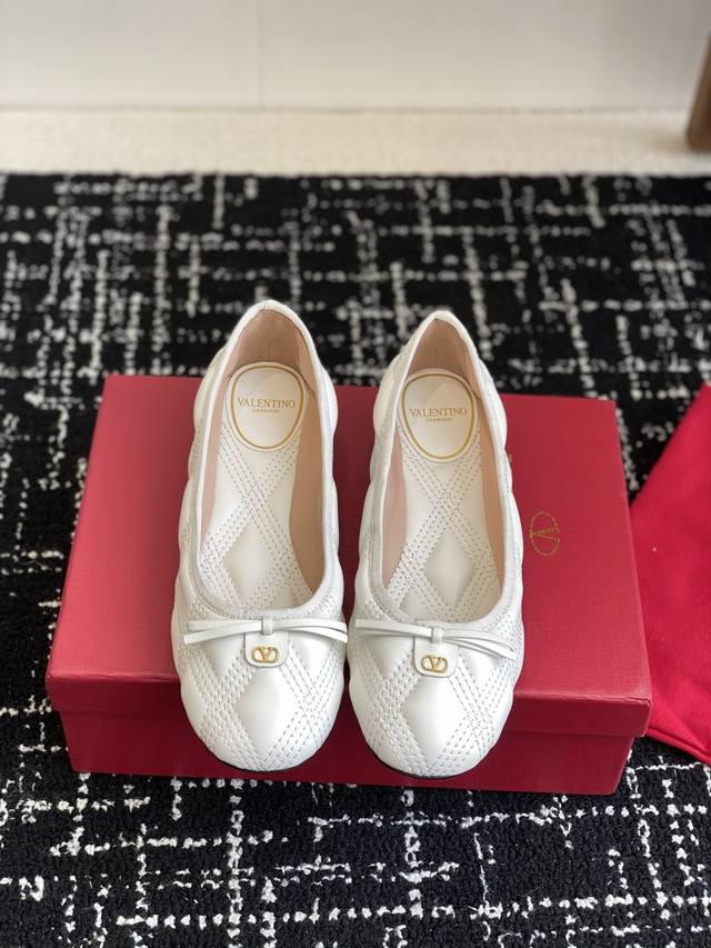 Premium-Grade Valentino 25Ss Spring/Summer New Arrival Embroidered Ballet Shoes