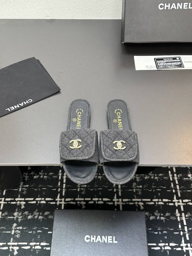 Chanel 25C New Double C Slippers! This Season's Slippers Look Amazing When Worn.