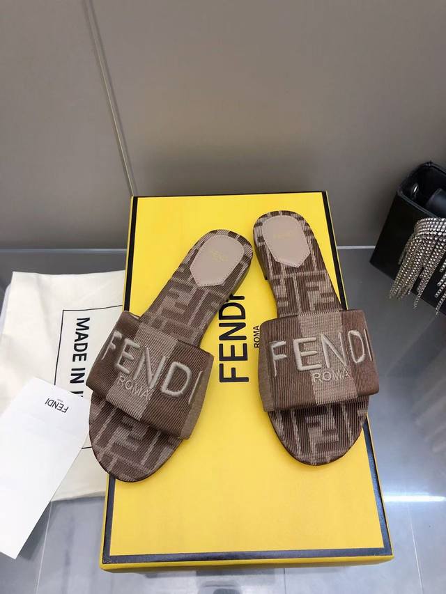 2025 Latest Spring/Summer Bestseller Runway-Inspired Embroidered Logo Slippers S
