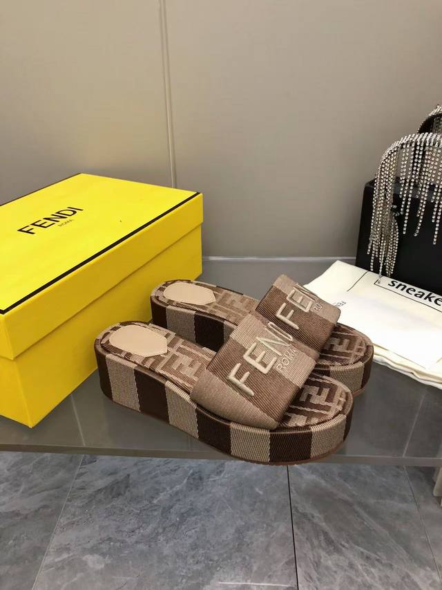 2025 Latest Spring/Summer Bestseller Runway-Inspired Embroidered Logo Slippers S