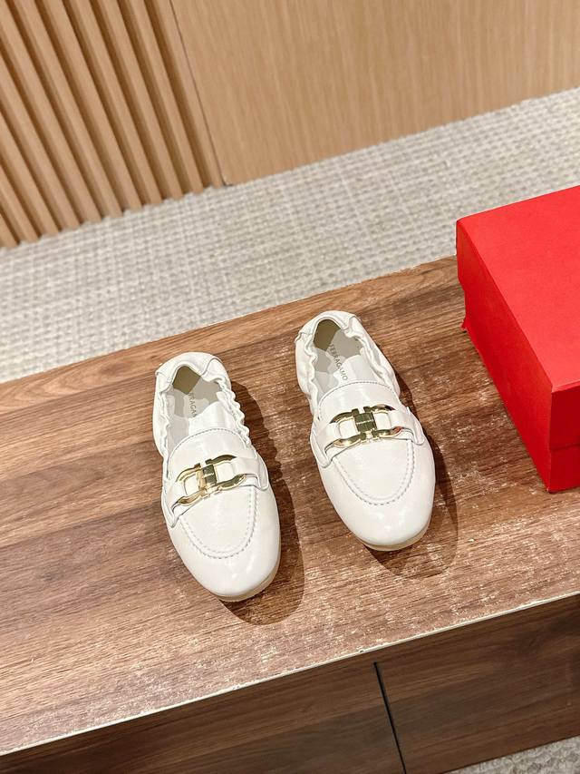 Ferragamo Horsebit Ballet Shoes Rolled-Up Design Ultra-Soft Rolled-Up Shoes, Per