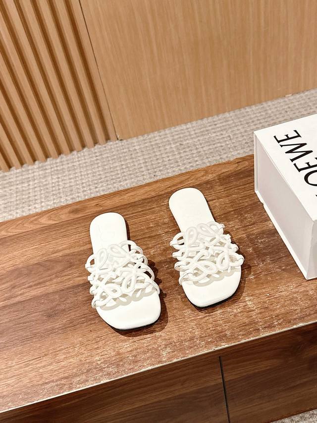 Loewe Spring/Summer New Arrival Slippers. The Minimalist Design Is Clean And Ele