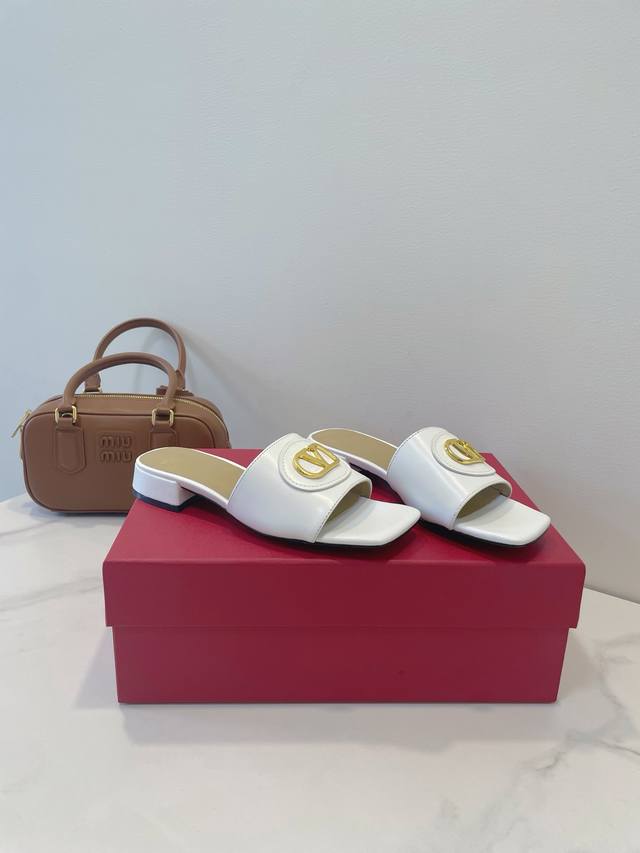 Valentino Vlogo Signature Logo Serves As The Perfect Finishing Touch, Adding A T