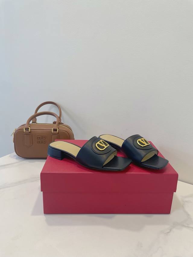 Valentino Valentino Vlogo Signature Logo Serves As The Perfect Finishing Touch,