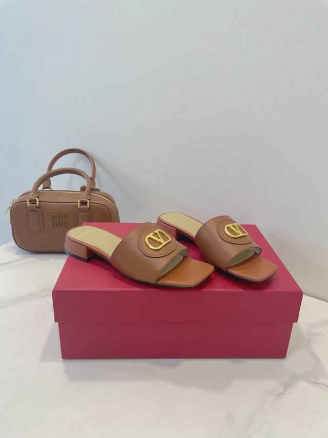 Valentino Valentino Vlogo Signature Logo Serves As The Perfect Finishing Touch,