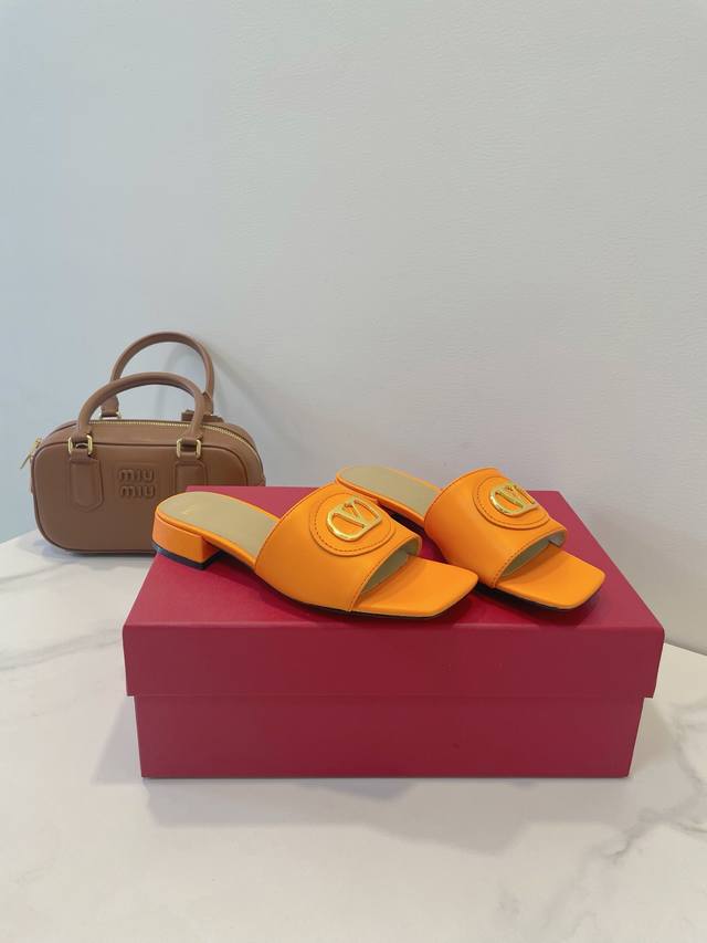 Valentino Valentino Vlogo Signature Logo Serves As The Perfect Finishing Touch,