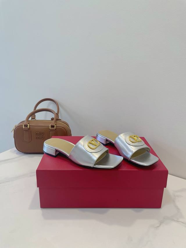 Valentino Valentino Vlogo Signature Logo Serves As The Perfect Finishing Touch,