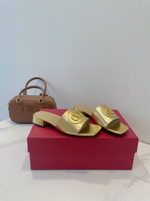 Valentino Valentino Vlogo Signature Logo Serves As The Perfect Finishing Touch,