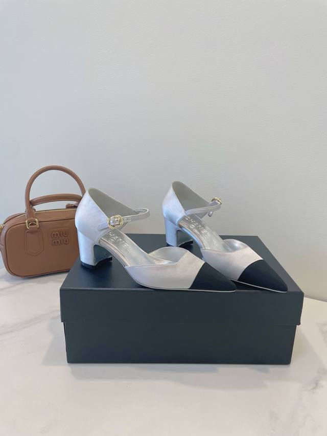 Chanel Chanel 25C New Model Princess-Style, Small Yet Elegant, The Entire Shoe S