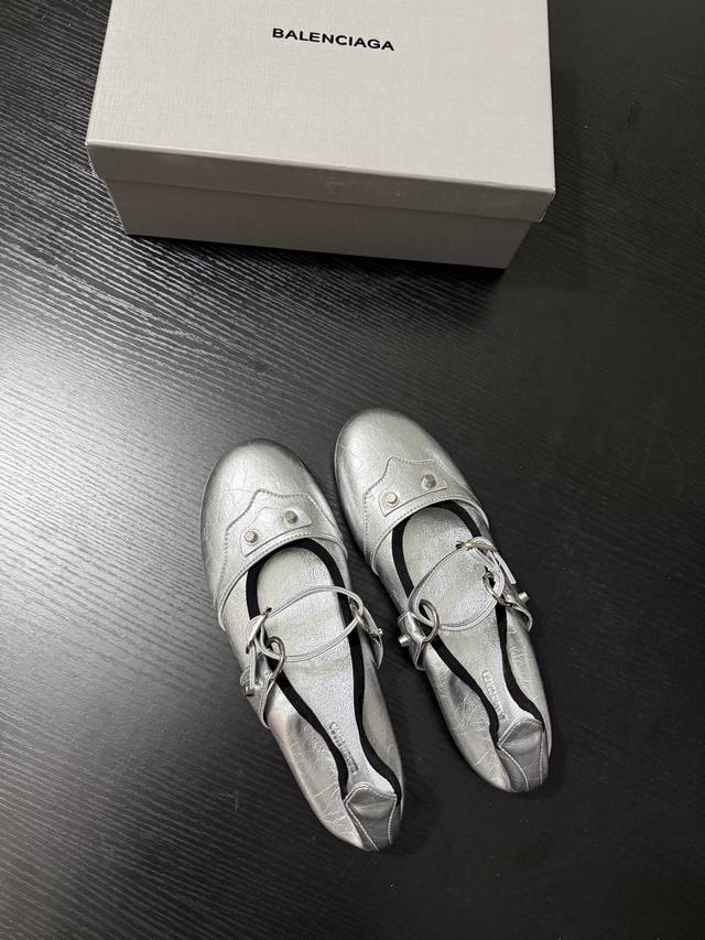 P: Balenciaga* New Arrival Sweet And Edgy Personality, Metal Buckle Details And