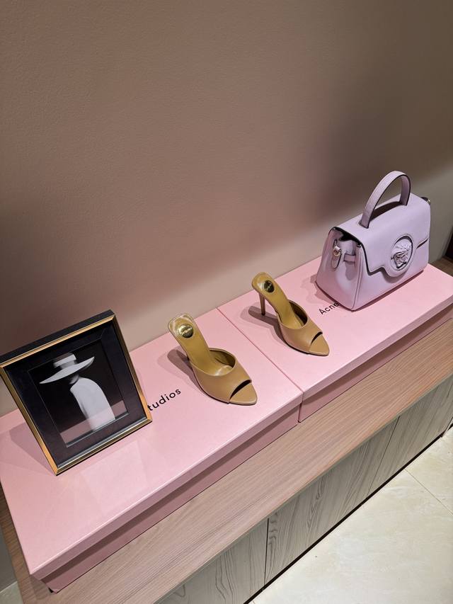 Saint Laurent*Ysl Saint Laurent 25Ss New High-Heeled Slippers. Upper Made Of Imp