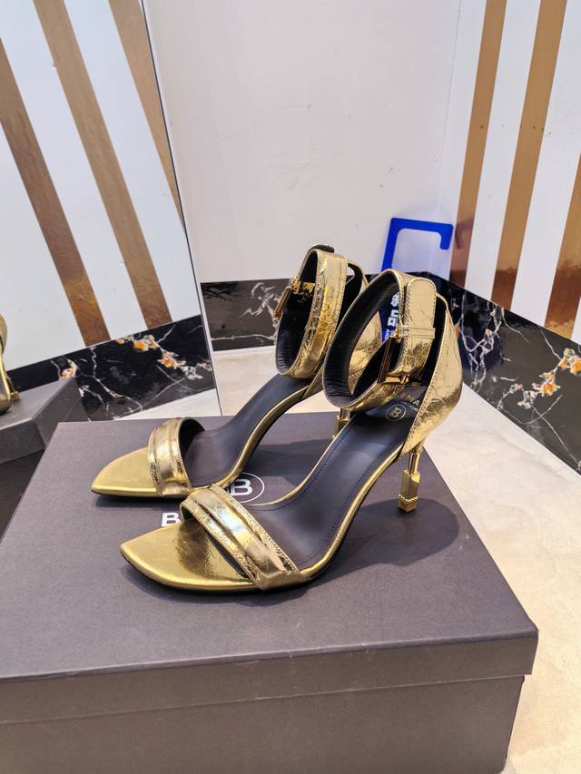 Factory P, * Balmain Fall/Winter 2025 Latest Runway Model Crescent-Shaped Metal