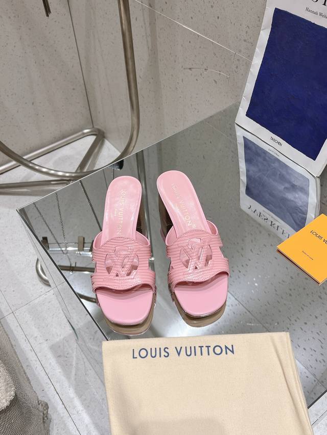 25Ss Newly Upgraded Lizard-Patterned Sandals For A Unique Style. This Lv Isola F