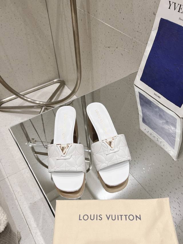 Top-Tier Version: Embroidered Slipper Series This Lv Capri Flat Sandal Features