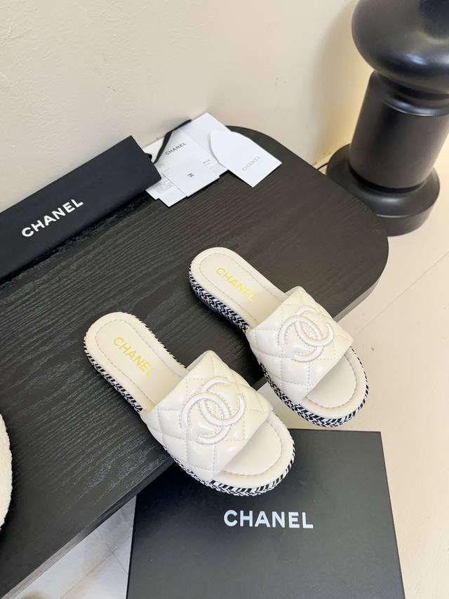 Chanel Early Spring New Arrival Double C Embroidered Flat Strappy Sandals Origin