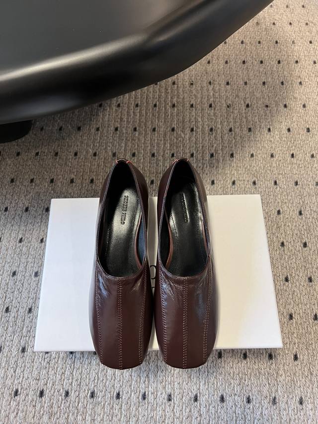 Phoebe Philo25Ss Low-Heeled Minimalist Single-Strap Shoe It's Indeed Stylish. Mi