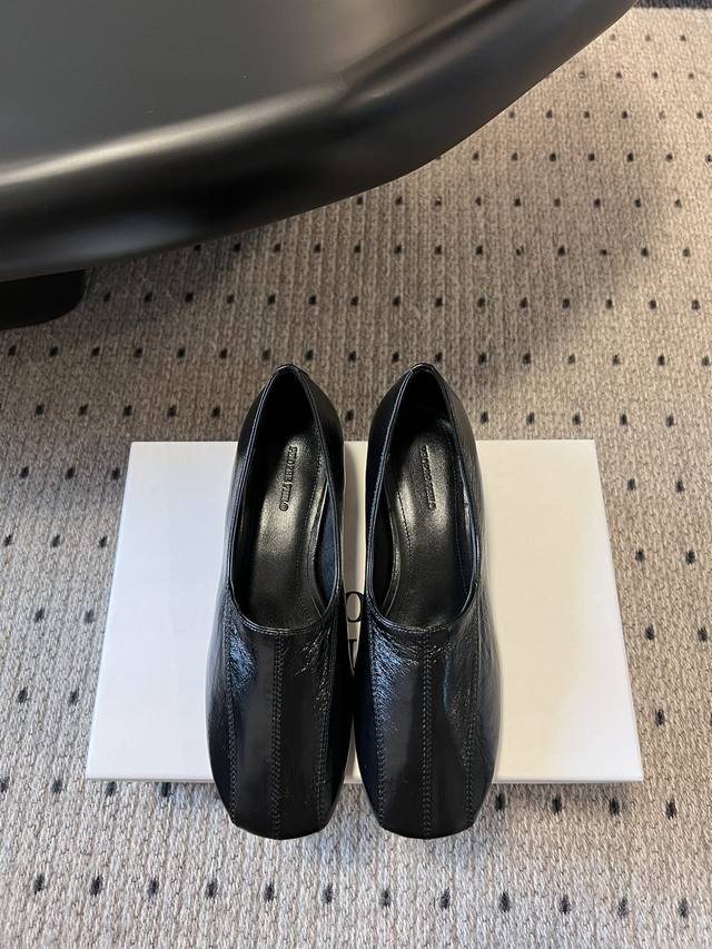 Phoebe Philo25Ss Low-Heeled Minimalist Single-Strap Shoe Is Indeed Stylish. Mini