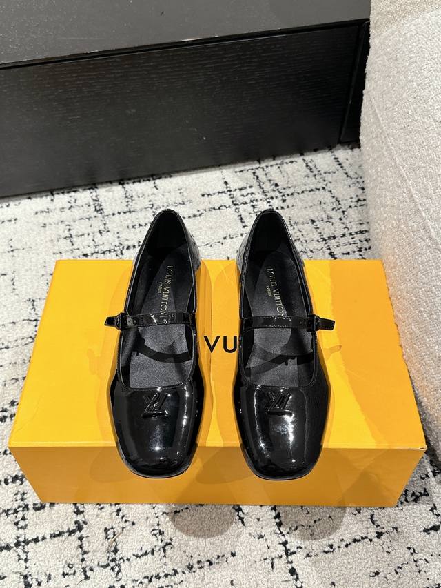 Louis Vuitton 25 Swing Latest Round-Toe Buckle Flat Mary Jane Shoes Simple And E