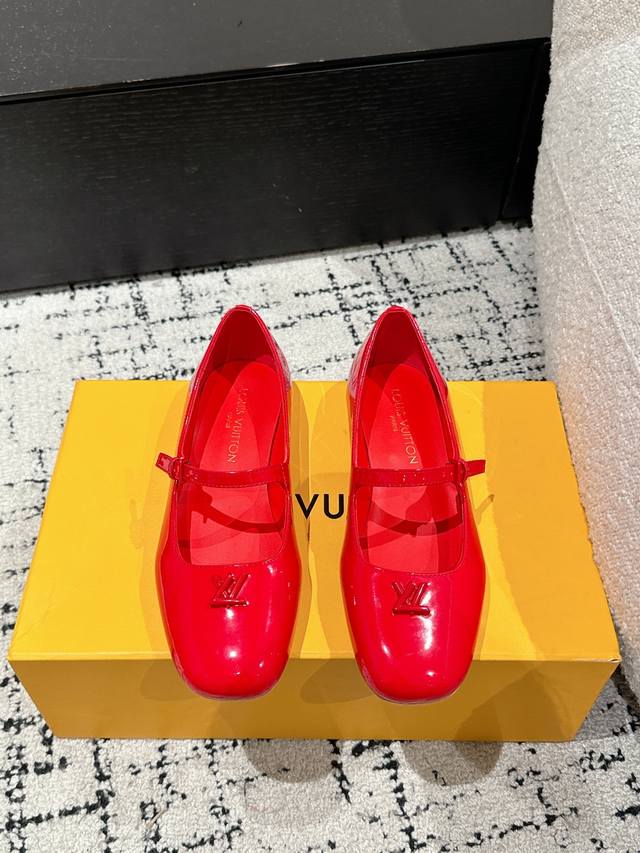 Louis Vuitton 25 Swing Latest Round-Toe Buckle Flat Heel Mary Jane Shoes Simple