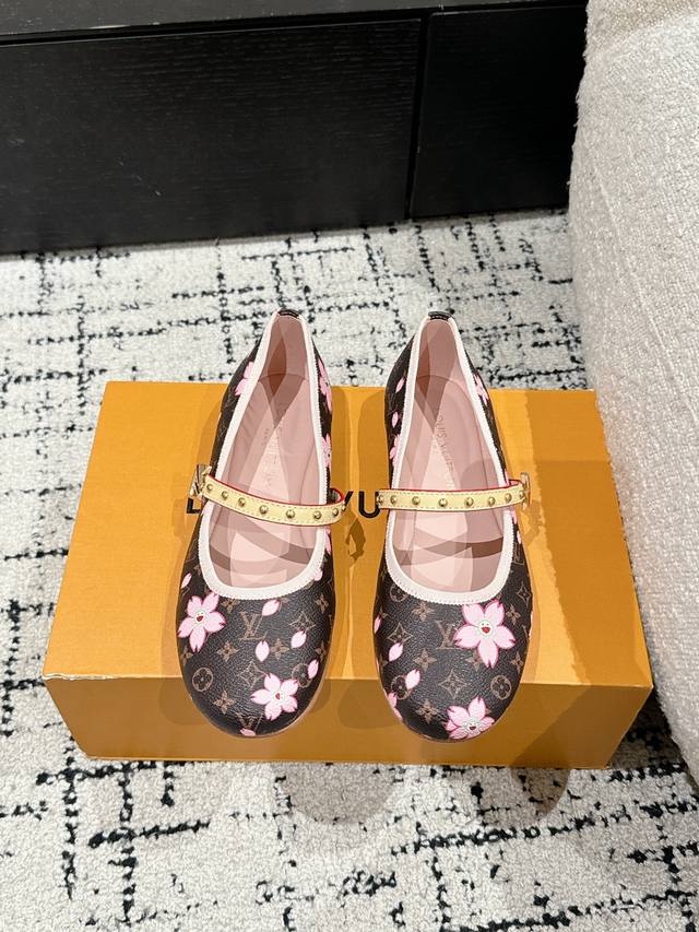 Louis Vuitton 25 Swing Latest Round-Toe Buckle Flat Heel Mary Jane Shoes Simple