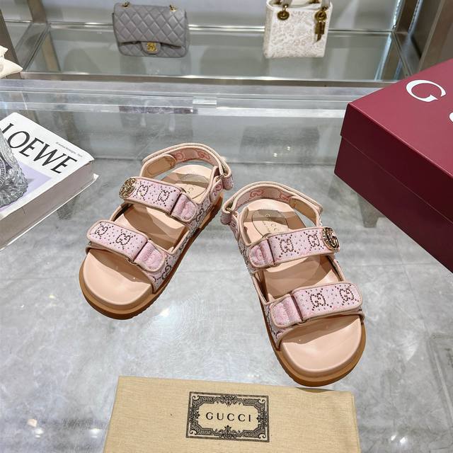 8818-5 Pink G Diamond 35-42 These Flat Sandals Feature A Modern And Sporty Desig