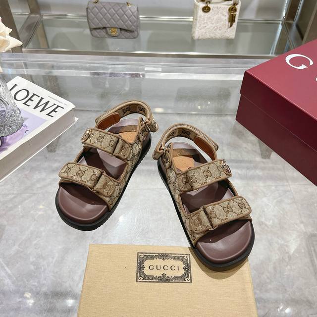 8818-5 Apricot G Diamond 35-42 This Flat Sandal Features A Modern And Sporty Des