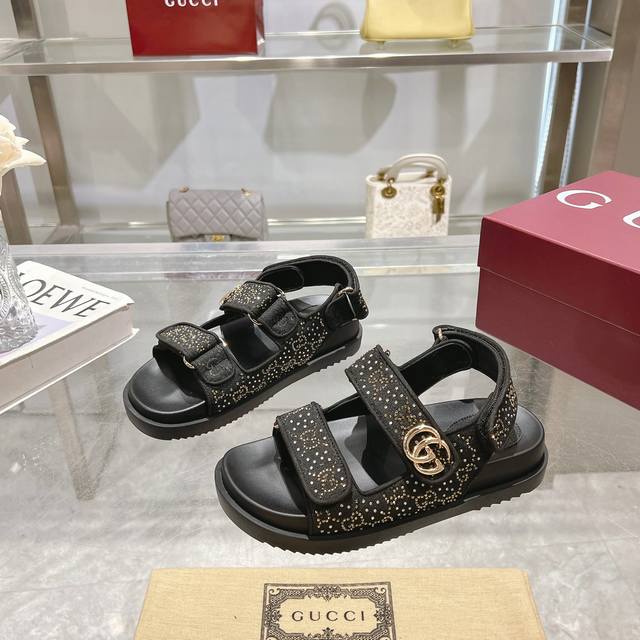 8818-5 Black G Diamond 35-42 This Flat Sandal Features A Modern And Sporty Desig