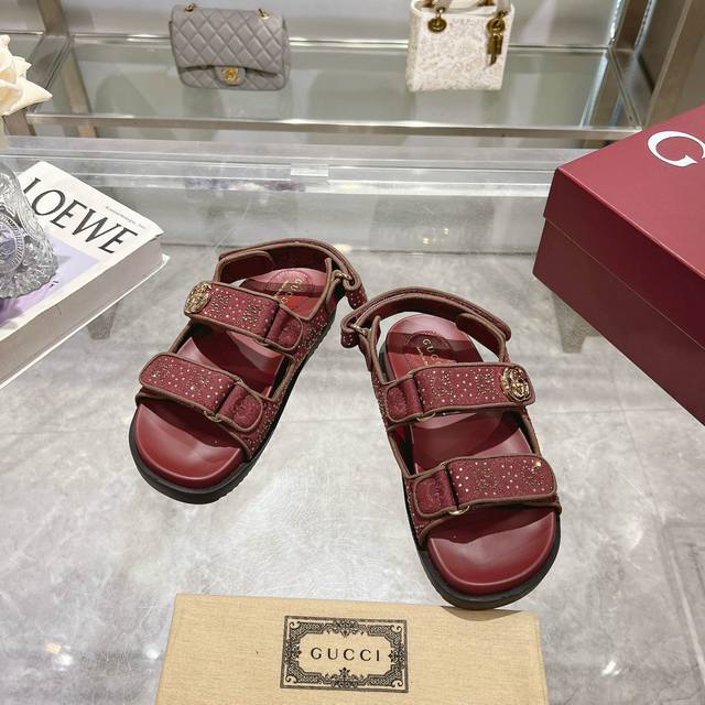 8818-5 Burgundy G Diamond 35-42 This Flat Sandal Features A Modern And Sporty De