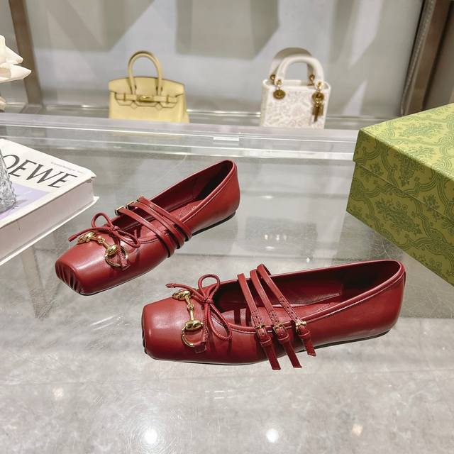 9099-1 Burgundy 35-42 This Iconic Horsebit Ballet Flat Features A Square Toe Des