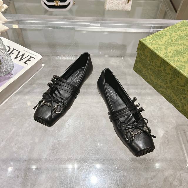 9099-1 Black 35-42 This Iconic Horsebit Ballet Flat Features A Square Toe Design