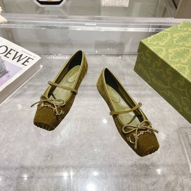 9099-3 Green 35-42 This Iconic Horsebit Ballet Flat Features A Square Toe Design