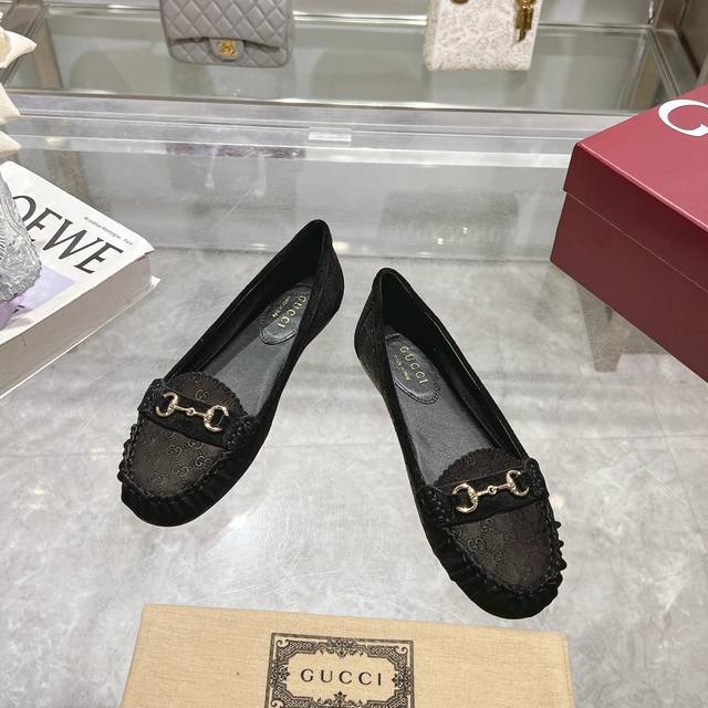3657-3 Black 35-42 A Wardrobe Essential, Elegantly Refreshed. This Design Is Cra