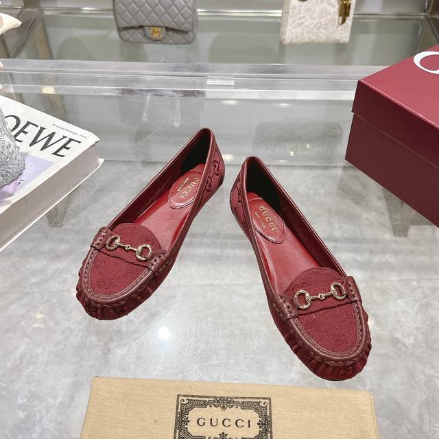 3657-1 Burgundy G 35-42 A Timeless Wardrobe Essential Reimagined With Elegance.